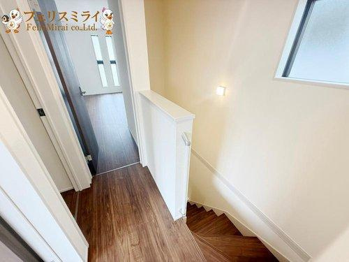 　の内装|■現地写真・３号棟■
家族に優しい手すり付き階段♪手すりには安全のほかにも身体への負担の軽減という大きな役割があります♪