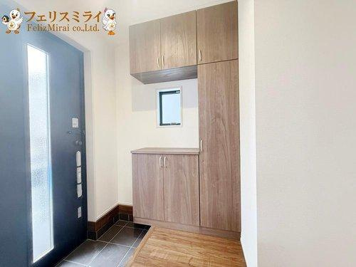 　の玄関|■現地写真・３号棟■
たっぷり収納シューズキャビネット♪高さも調節できるので、ロングブーツも収納できます♪