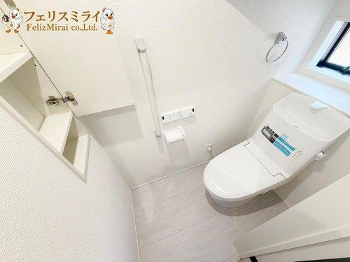 Grafare　神戸市垂水区千代が丘　１棟のトイレ|■現地写真■節水ウォシュレット♪便ふたオート開閉で清潔＆快適です♪節水機能もありお掃除楽々凸凹も少ないです♪