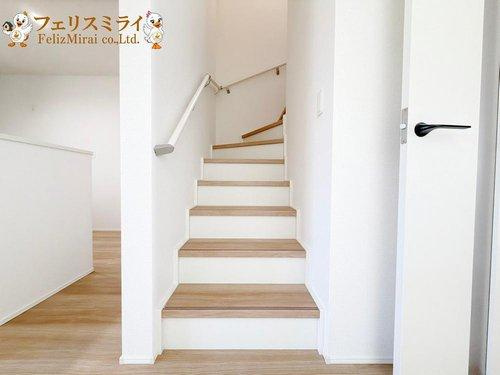 Grafare　神戸市垂水区千代が丘　１棟の内装|■現地写真■
家族に優しい手すり付き階段♪手すりには安全のほかにも身体への負担の軽減という大きな役割があります♪