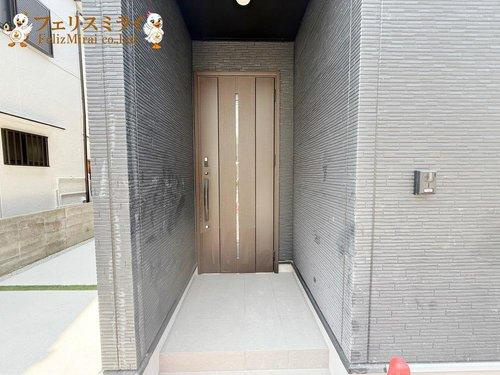 Grafare　神戸市垂水区千代が丘　１棟の玄関|■現地写真■
モダンでかっこいい玄関ドア♪