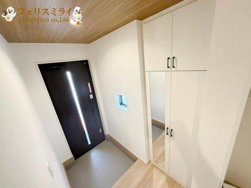 Grafare　神戸市垂水区千代が丘　１棟の玄関|■現地写真■
玄関回りも収納スペースが充実♪