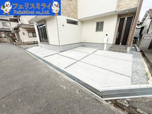 Terrechez　加古郡播磨町古田１期　全１棟の駐車場|■現地写真■
駐車スペースは並列２台+α程ございます♪
ぜひ現地でお確かめください◎