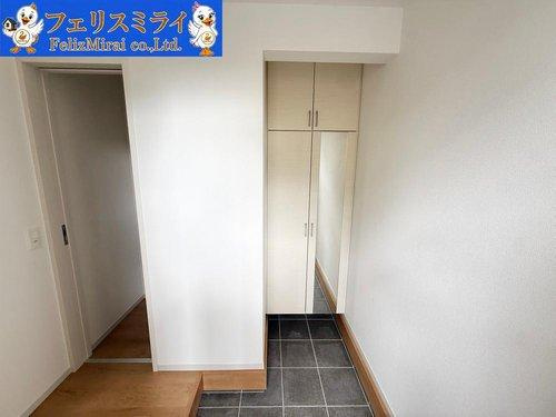 Terrechez　加古郡播磨町古田１期　全１棟の玄関|■現地写真■
広々とした玄関には
たっぷり収納できるシューズボックス♪