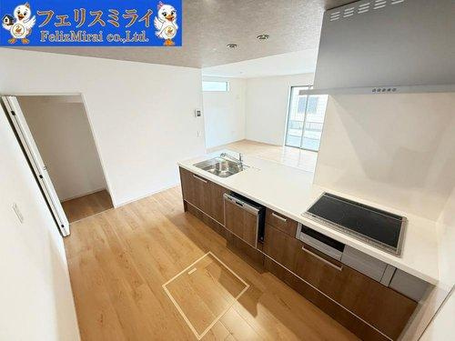 Terrechez　加古郡播磨町古田１期　全１棟のキッチン|■現地写真■
キッチン横にはパントリースペースも完備♪
