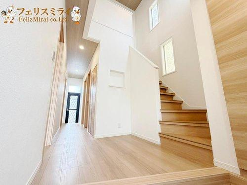 神戸市西区宮下１丁目１６－２４の玄関|■現地写真■
吹き抜けているため開放感のある玄関です♪