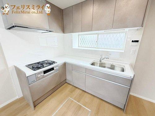 神戸市西区宮下１丁目１６－２４のキッチン|■現地写真■
天板の広いキッチン♪
新品に交換済みのため、大変綺麗なキッチンです！