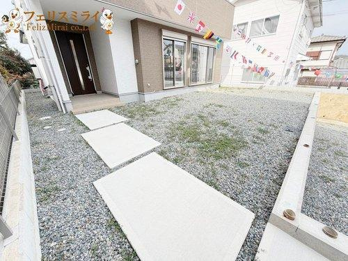 神戸市西区秋葉台２丁目１-１０８の庭|■現地写真■
玄関前にも広々お庭スペースがあります♪
