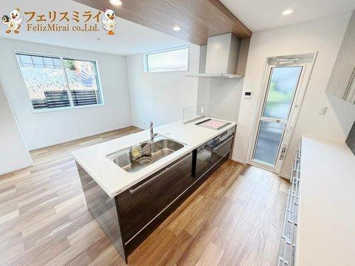 神戸市西区秋葉台３丁目　１棟のキッチン|■現地写真■
天板の広いキッチン♪
食洗器完備です♪