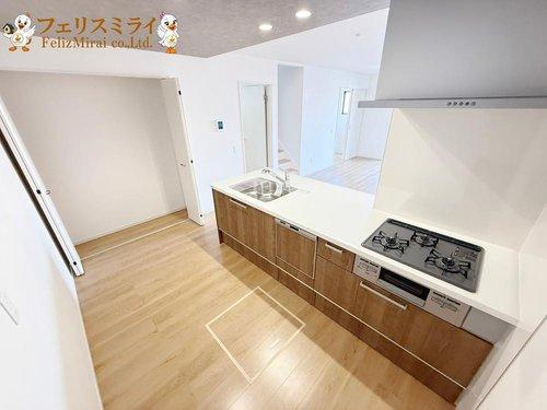 Terrechez　神戸市西区玉津町３期（新方）のキッチン|■現地写真■
キッチン横には大容量のパントリー完備♪