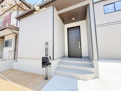 　の玄関|■現地写真■
シンプルで飽きの来ない玄関ドア♪