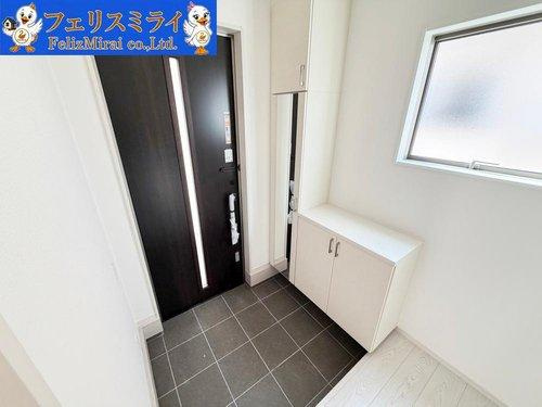 Terrechez　神戸市西区狩場台３期　全２棟の玄関|■現地写真・１号棟■
たっぷり収納できるシューズボックス♪