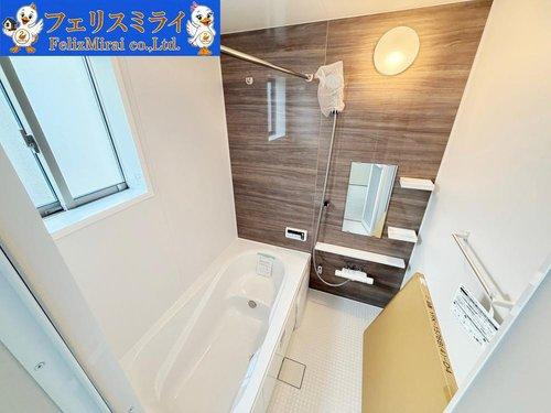 Terrechez　神戸市西区狩場台３期　全２棟の洗面所|■現地写真・１号棟■
三面鏡の洗面化粧台♪
朝のセットもこれで安心♪