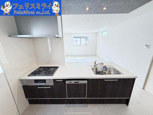 Terrechez　神戸市西区狩場台３期　全２棟のキッチン|■現地写真・１号棟■
天板の広いキッチン♪