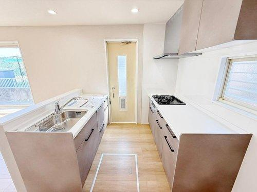 三木市志染町青山５丁目２５-１８のキッチン|■現地写真■
二の字型のキッチン♪
天板スペースが大変広くお料理が捗ります！