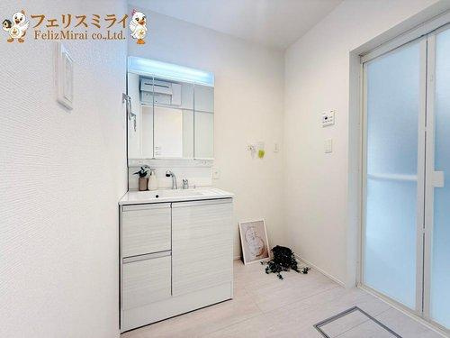 Grafare　三木市末広２期　７棟の洗面所|■現地写真・２号棟■
三面鏡の洗面化粧台♪
鏡の後ろは収納スペースになっております！