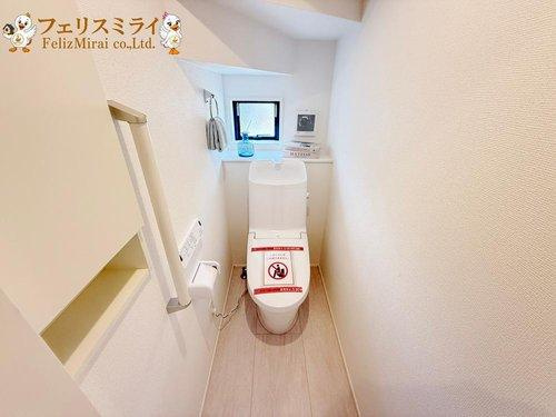 Grafare　三木市末広２期　７棟のトイレ|■現地写真・２号棟■
節水ウォシュレット♪便ふたオート開閉で清潔＆快適です♪節水機能もありお掃除楽々凸凹も少ないです♪