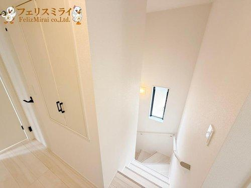 Grafare　三木市末広２期　７棟の内装|■現地写真・２号棟■
家族に優しい手すり付き階段♪手すりには安全のほかにも身体への負担の軽減という大きな役割があります♪