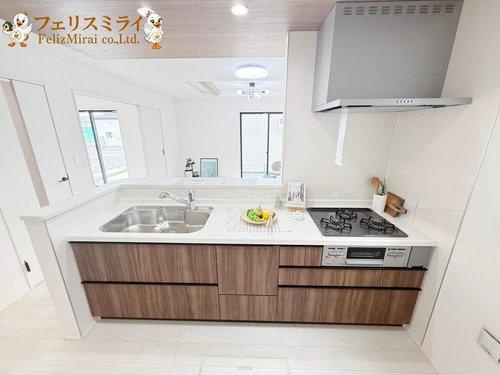Grafare　三木市末広２期　７棟のキッチン|■現地写真・２号棟■
天板の広いキッチン♪