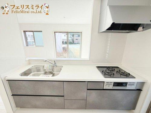 Heartful Town　三木市岩宮のキッチン|■現地写真・M号棟■
天板の広いキッチン♪