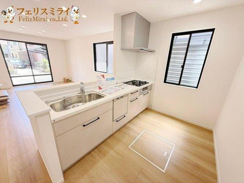 加古川市別府町新野辺2933のキッチン|■現地写真■
キッチンの横には窓があり非常に明るいキッチンです♪