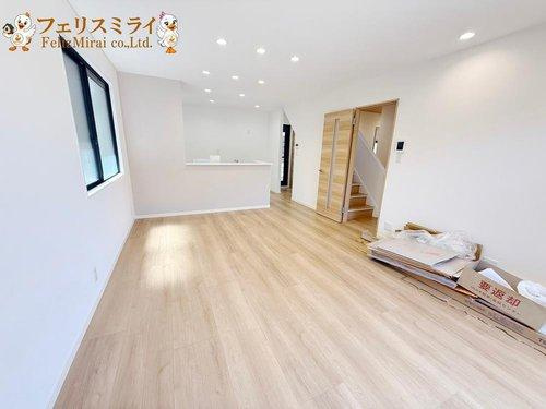 加古川市別府町新野辺2933の居間・リビング|■現地写真■
日当たり抜群で明るいリビングです♪