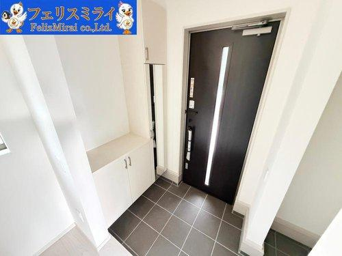 Terrechez　加古川市尾上町１２期（口里）の玄関|■現地写真■
たっぷり収納できるシューズボックス♪
あると嬉しい姿鏡も完備◎