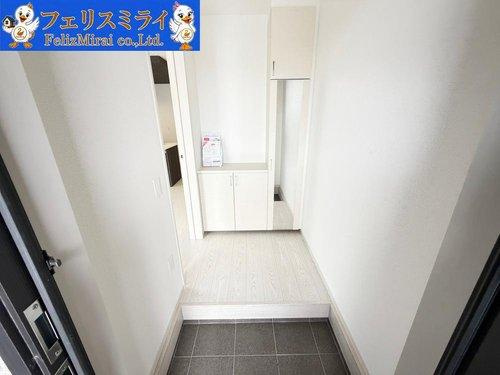 Terrechez　明石市貴崎１期　全２棟の玄関|■現地写真・１号棟■
たっぷり収納できるシューズボックス♪