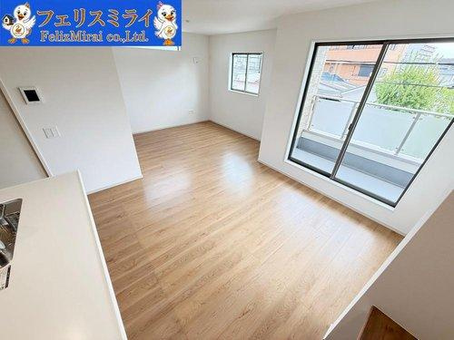 Terrechez　明石市船上町１期　全１棟の居間・リビング|■現地写真■
日当たり抜群で明るいリビングです♪