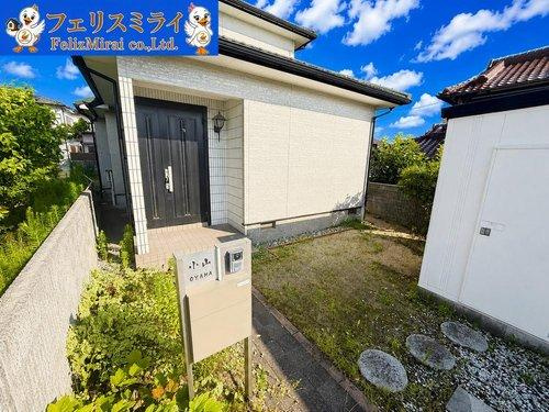 明石市魚住町金ヶ崎１４６８－１の玄関|■現地写真■
玄関前も広々スペース◎