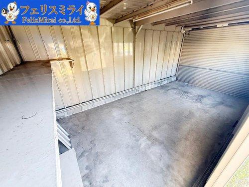 明石市魚住町金ヶ崎１４６８－１の駐車場|■現地写真■
シャッター車庫も広々としております♪