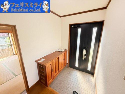 明石市魚住町金ヶ崎１４６８－１の玄関|■現地写真■
広々とした玄関◎玄関ドアも採光があり、明るい仕上がりに！