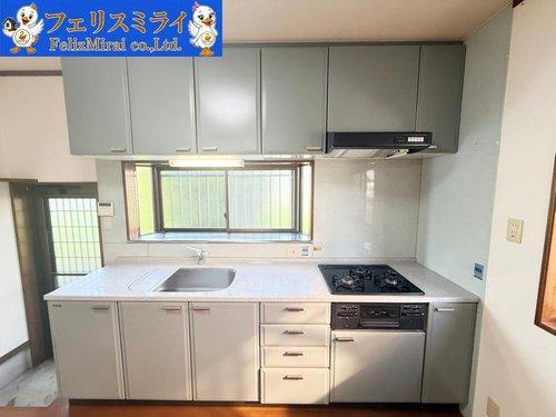 明石市魚住町金ヶ崎１４６８－１のキッチン|■現地写真■
天板の広いキッチン♪