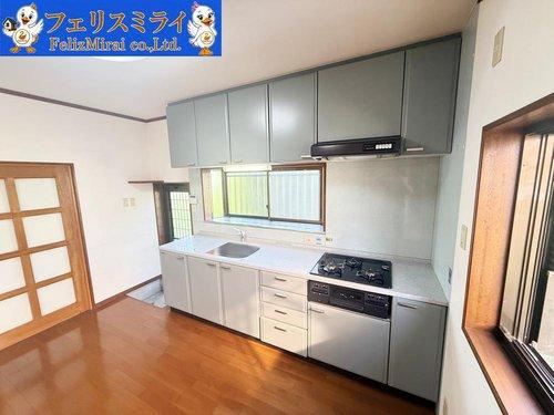明石市魚住町金ヶ崎１４６８－１のキッチン|■現地写真■
キッチンの横には勝手口が御座います♪
非常に広々としたキッチンです♪