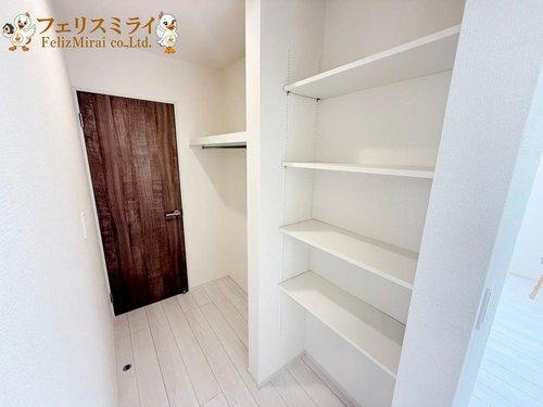Blooming Garden 明石市魚住町中尾２期　全２棟の収納|■現地写真・３号棟■
キッチン横のパントリーにはウォークスルータイプの収納がございます、可動棚タイプで、高さ調整等可能でございます♪