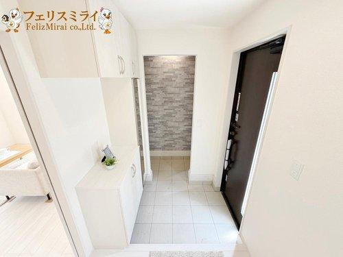 Blooming Garden 明石市魚住町中尾２期　全２棟の玄関|■現地写真・１号棟■
たっぷり収納できるシューズボックス♪
玄関横には大容量のクローゼットが御座います♪