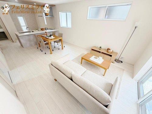 Blooming Garden 明石市魚住町中尾２期　全２棟の居間・リビング|■現地写真・１号棟■
明るいリビング♪
ペアガラスなので防音・断熱もばっちりです♪