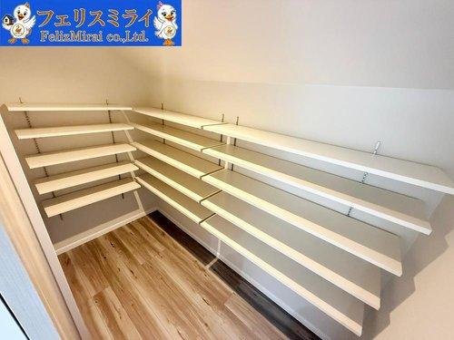 神戸市北区鈴蘭台南町６丁目９-２４の収納|■現地写真■
キッチンにある広々パントリースペース♪
