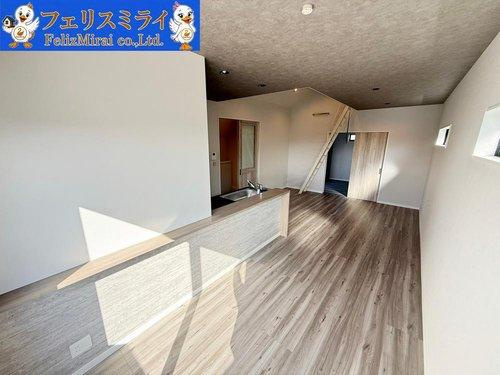 神戸市北区鈴蘭台南町６丁目９-２４の居間・リビング|■現地写真■
２階の為、採光たっぷり♪
道路からの視線も気になりません！！