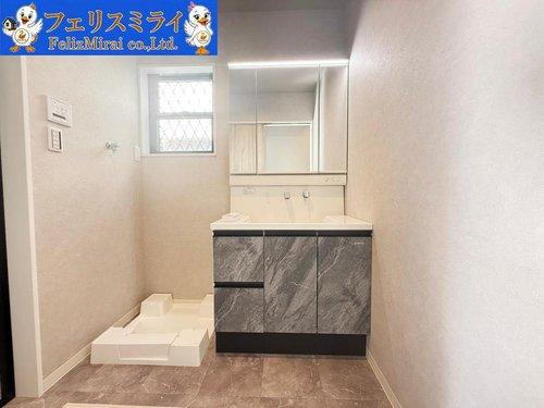 神戸市北区鈴蘭台南町６丁目９-２４の洗面所|■現地写真■
くもり止めヒーター付で 朝シャンもできるワイドタイプのドレッサー♪使いやすい高さに設定しています♪