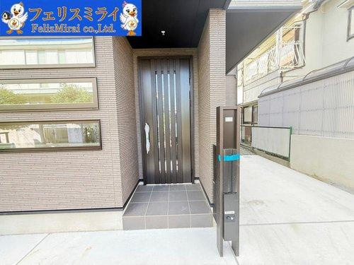 神戸市北区鈴蘭台南町６丁目９-２４の玄関|■現地写真■
お洒落な玄関ドア♪