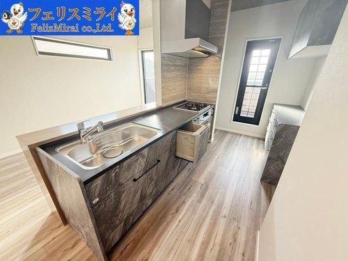 神戸市北区鈴蘭台南町６丁目９-２４のキッチン|■現地写真■
勝手口のある広々キッチン♪