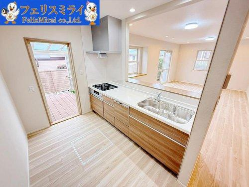 神戸市須磨区多井畑東町１４-２０のキッチン|■現地写真■
キッチン横には勝手口がございます、外のウッドデッキスペースに出れるようになっております♪