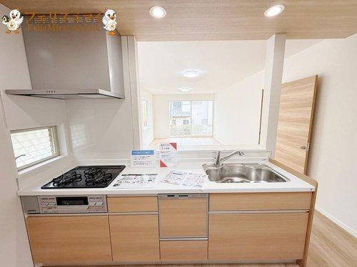 神戸市須磨区川上町１丁目２－２４のキッチン|■現地写真■
天板の広いキッチン♪