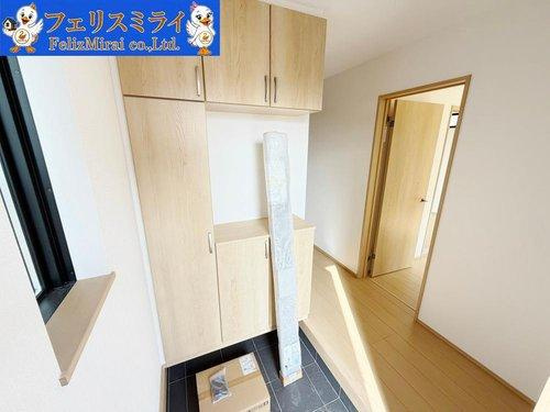 Heartful Town　明石市魚住町西岡１７７２番　全３棟の玄関|■現地写真・B号棟■
たっぷり収納できるシューズボックス♪