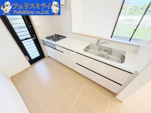 Heartful Town　明石市魚住町西岡１７７２番　全３棟のキッチン|■現地写真・B号棟■
キッチンのスペースは大変広々としています♪
