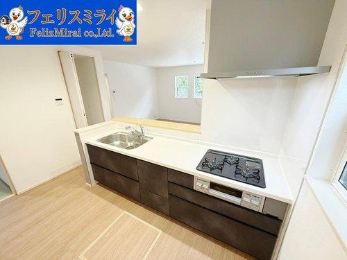First Town　神戸市北区君影町第７のキッチン|■現地写真１号棟■
大手施工で安心の住まい♪
オシャレな折下げ天井◎