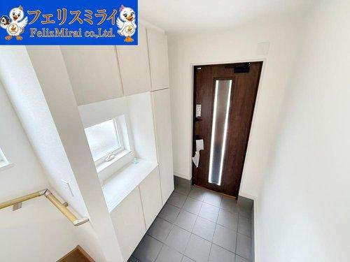 First Town　神戸市北区君影町第７の玄関|■現地写真・１号棟■
たっぷり収納できるシューズボックス♪
玄関横には大容量のクローゼットが御座います♪