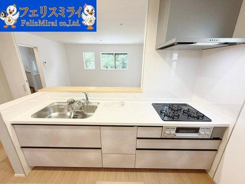 First Town　神戸市北区君影町第７のキッチン|■現地写真・２号棟■
天板が広いキッチン♪
お料理が捗ります♪