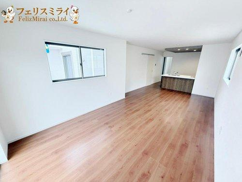 Terrechez　明石市大久保町１８期（八木）の居間・リビング|■現地写真・２号棟■
日当たり抜群で明るいリビングです♪